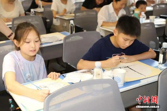 浙江桐乡：“漫”游世界 子恺文化聚侨心