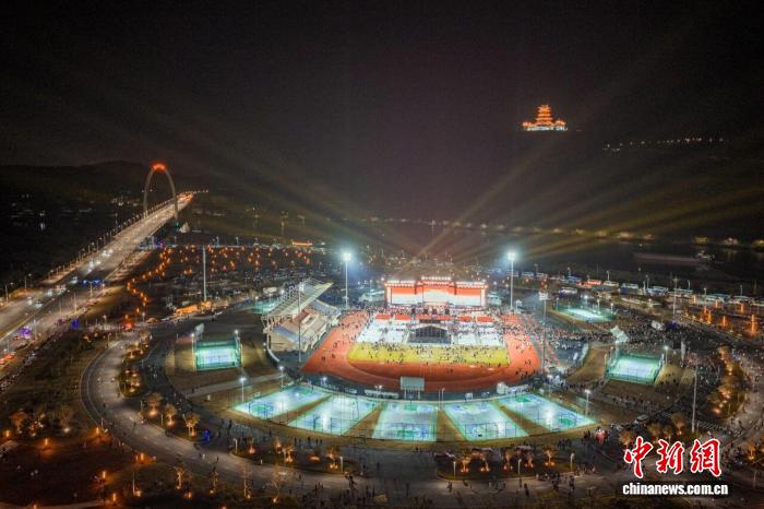 海内外广府乡亲齐聚世界广府人恳亲大会 邝美云等香港知名艺人登场主题晚会