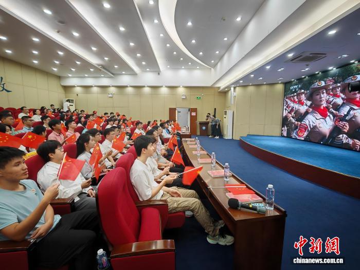 暨南大学港澳台侨学生收看九三阅兵直播：满怀激动与自豪