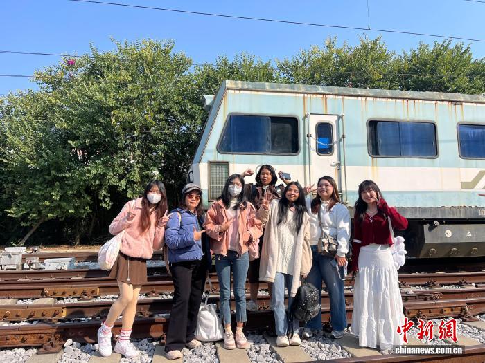 泰国百余名师生广西柳州研学 感受工业底蕴