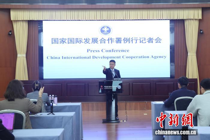 国合署新闻发言人介绍中方对阿富汗、巴基斯坦紧急援助情况