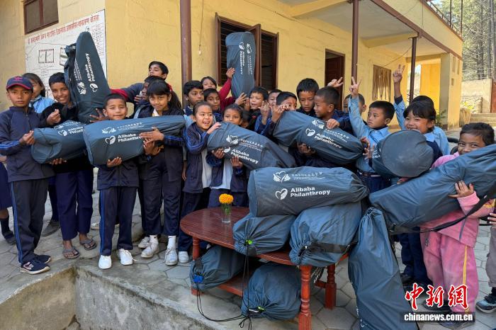 两千余名尼泊尔学生获赠中国爱心“体育包”