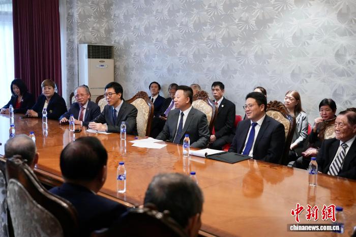 中国驻菲律宾大使井泉与菲华社团体代表座谈