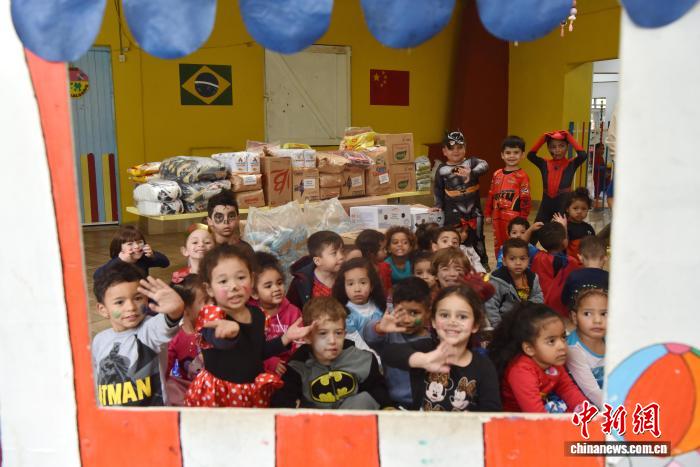 巴西华社联袂做慈善 送米送油到偏乡