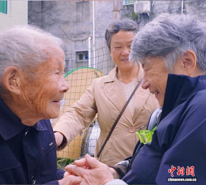 71岁意大利华裔青田寻亲 一块木匾牵起半世纪寻根路