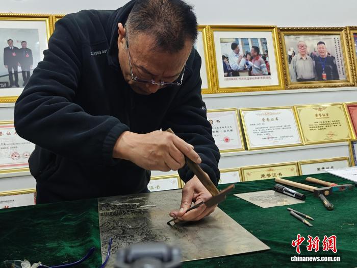 探访国家级非遗杜氏刻铜：以刀为笔 錾刻光阴