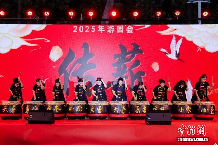 华侨大学师生欢乐游园 庆祝新中国成立76周年