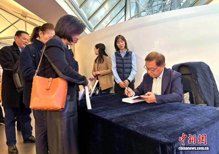 “欧洲时报云心堂丛书”——《风梁话》暨《贴心行囊外乡人》首发式举行