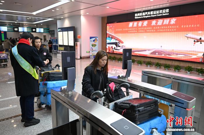 浙江杭州“空地联运”温暖欧洲侨胞回乡路