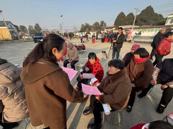 驻马店市西平县侨联开展“送法下乡 护侨惠民”乡村行活动