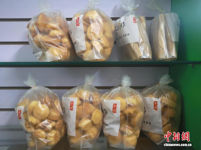 广西柳城华侨农场姐妹花制作“侨”味糕点年货