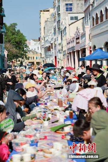 海口骑楼老街摆长桌 冼夫人“好心精神”润民心