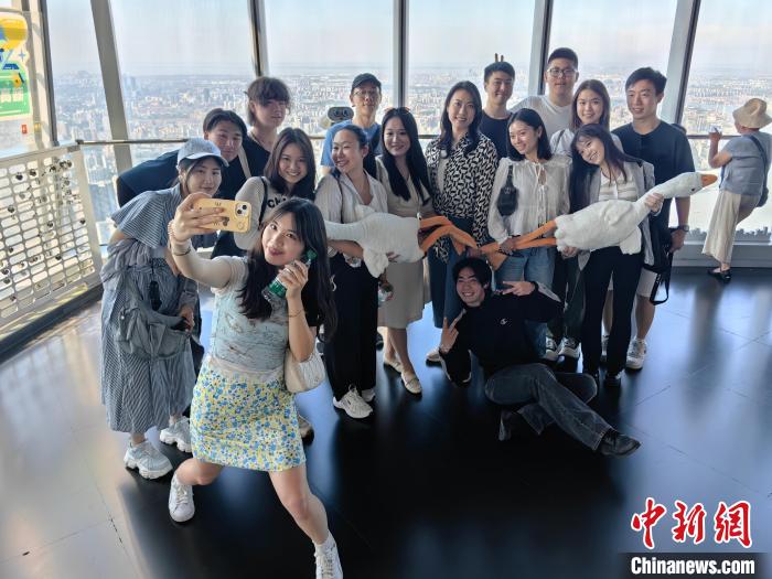 华裔青年开启上海研习之旅 在摩天大楼与弄堂间读懂中国