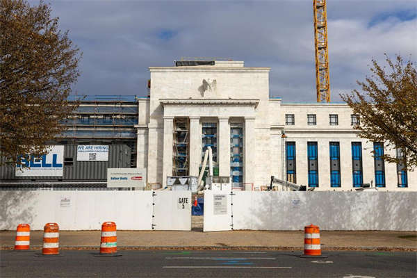 美财长呼吁美联储加速降息