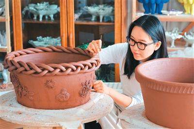 用泥土承载生命温度