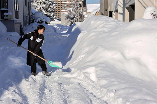 雪灾极寒天气致日本42死，美国超100死；日本多因事故，美国…