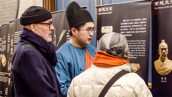 北师香港浸會大學(BNBU)玉振金聲雅樂團學生向美國觀眾介紹雅樂文化(攝影:肖二元 劉胤嘉 孔欣穎) (1).jpg