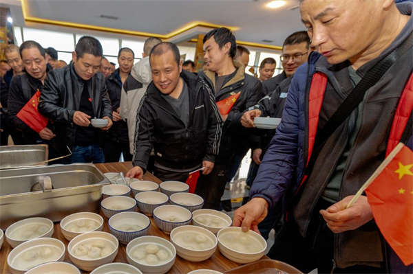 看见中国使馆工作人员，心里一下子就踏实了