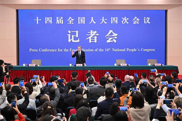 海外网评：世界乱象丛生，中国稳如泰山