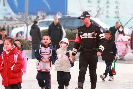 家长退出护学岗，老师干起了保安