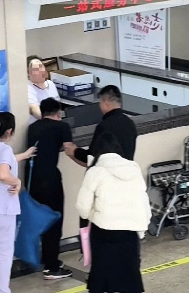 妻子由男医生产检，丈夫崩溃撞墙