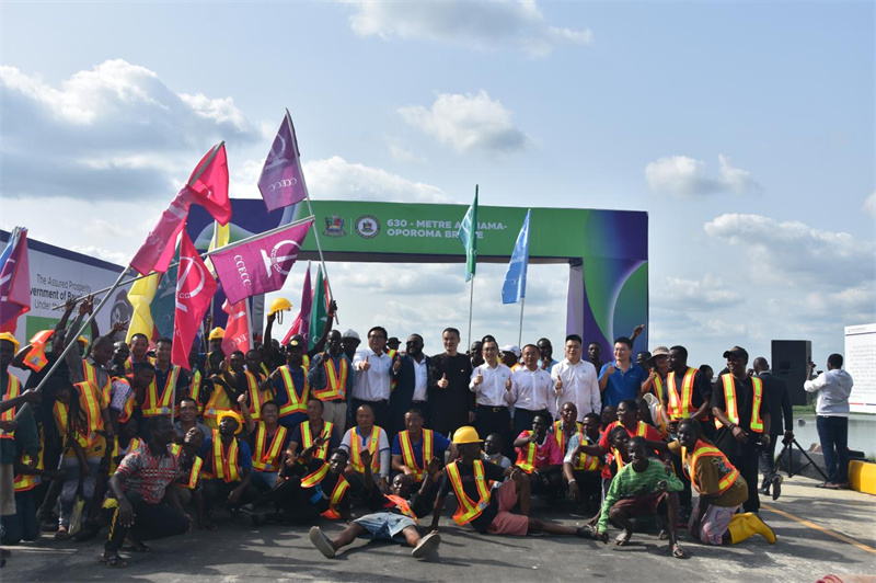 奥博罗马大桥项目团队合影。 中国土木工程集团有限公司供图