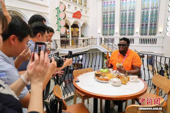 开局之年看中国·开放自贸港：老爸茶“圈粉”世界 外籍主播赞“吼加”