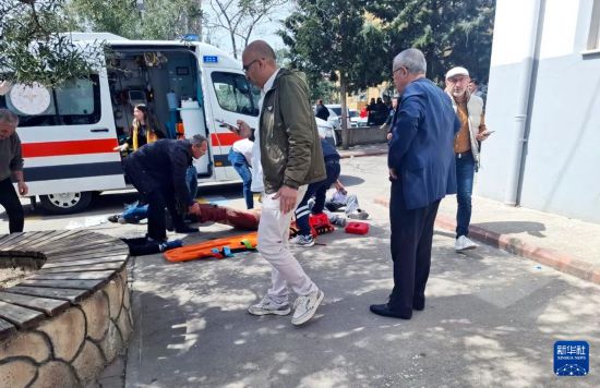 4月15日，在土耳其卡赫拉曼马拉什省一所中学的枪击事件现场，急救人员在抢救受伤人员。新华社发（穆斯塔法·卡亚摄）