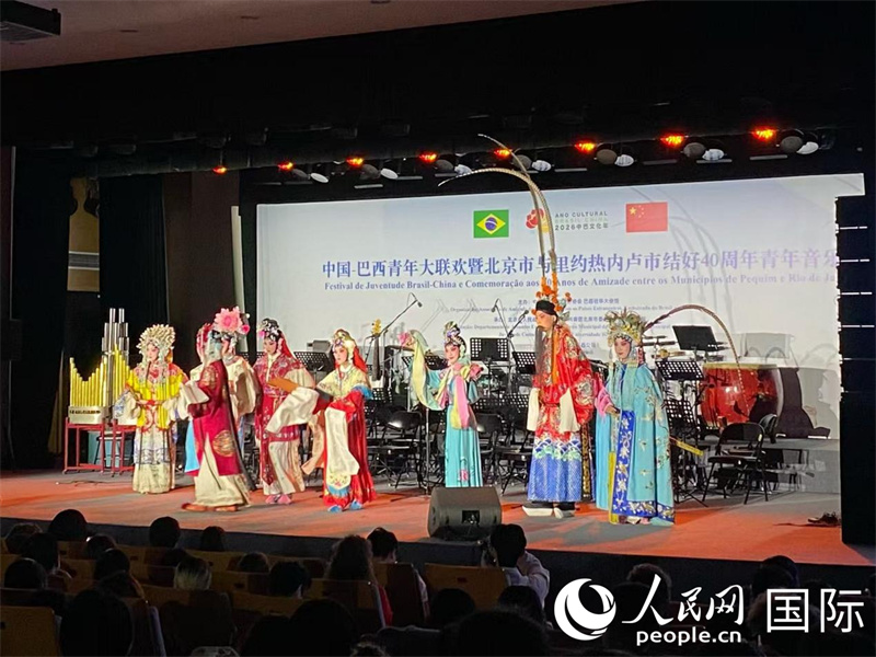 京剧串烧《贵妃醉酒》《双阳公主》《锁麟囊》《红娘》等经典选段，现场气氛热烈、掌声不断。人民网记者 于洋摄