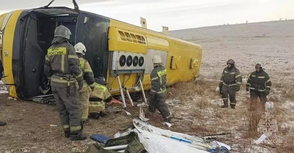 俄大巴翻车致中国公民2人死亡，至少10人受伤