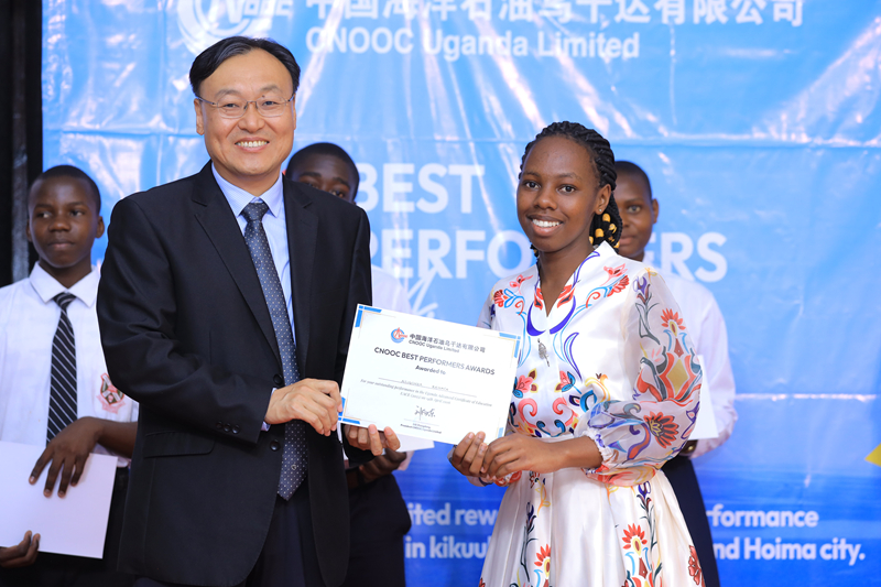 中国油企在乌干达捐资助学惠及当地学生