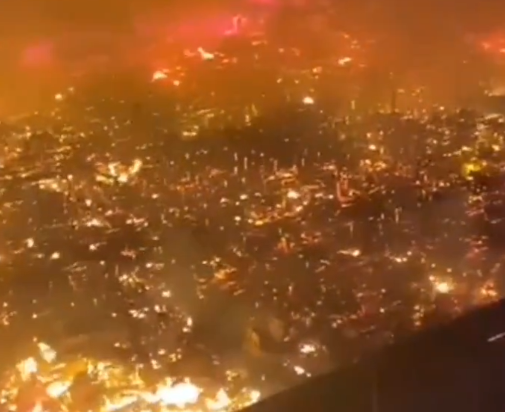 马来西亚一水上村庄突发大火，约1000间房屋被毁