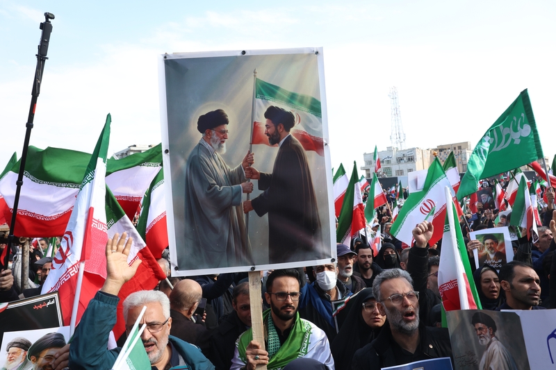 ​穆杰塔巴被曝“身负重伤”：腿部手术3次将安假肢，面部烧伤说话困难