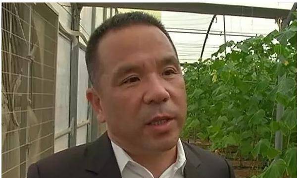 他欲在沙漠种菜，为华人服务，众人皆说天方夜谭，如今却供不应求 