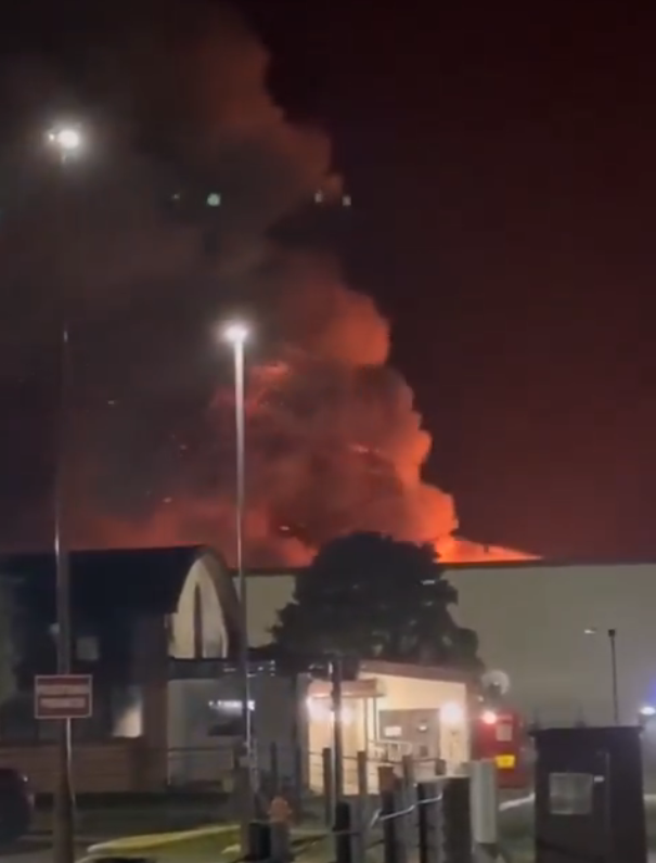 英国一空军基地发生重大火灾，其中驻扎袭击伊朗的美轰炸机