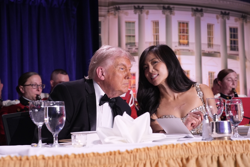 爬行脱险后，特朗普身旁的华裔女记者：这国怎？我陷思…