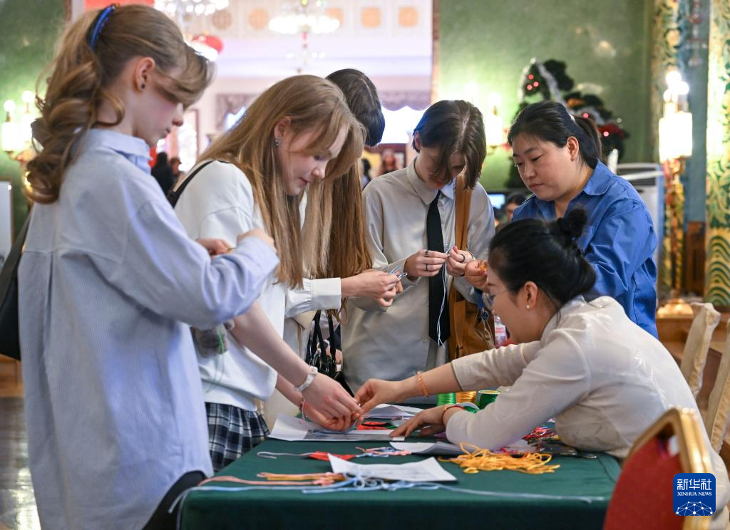 【海评面】外国留学生为何爱上中国：美食、安全、有意思