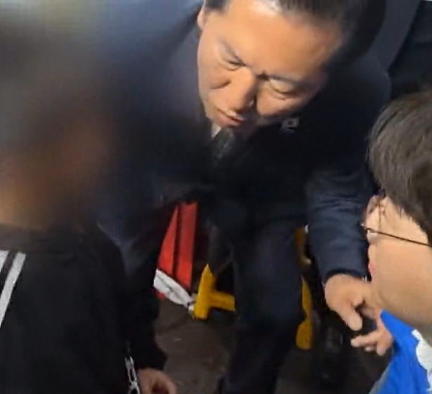 韩执政党拉票让小学生喊候选人“欧巴”，遭批“性骚扰儿童”