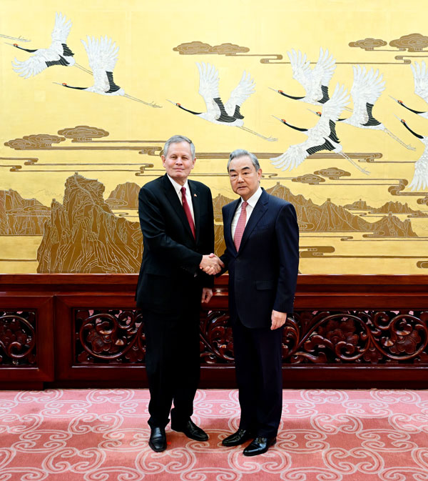 王毅会见美国国会参议员代表团