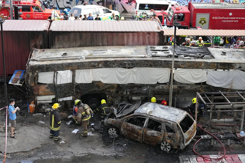 泰国火车与公交车相撞致8死35伤，现场画面公布
