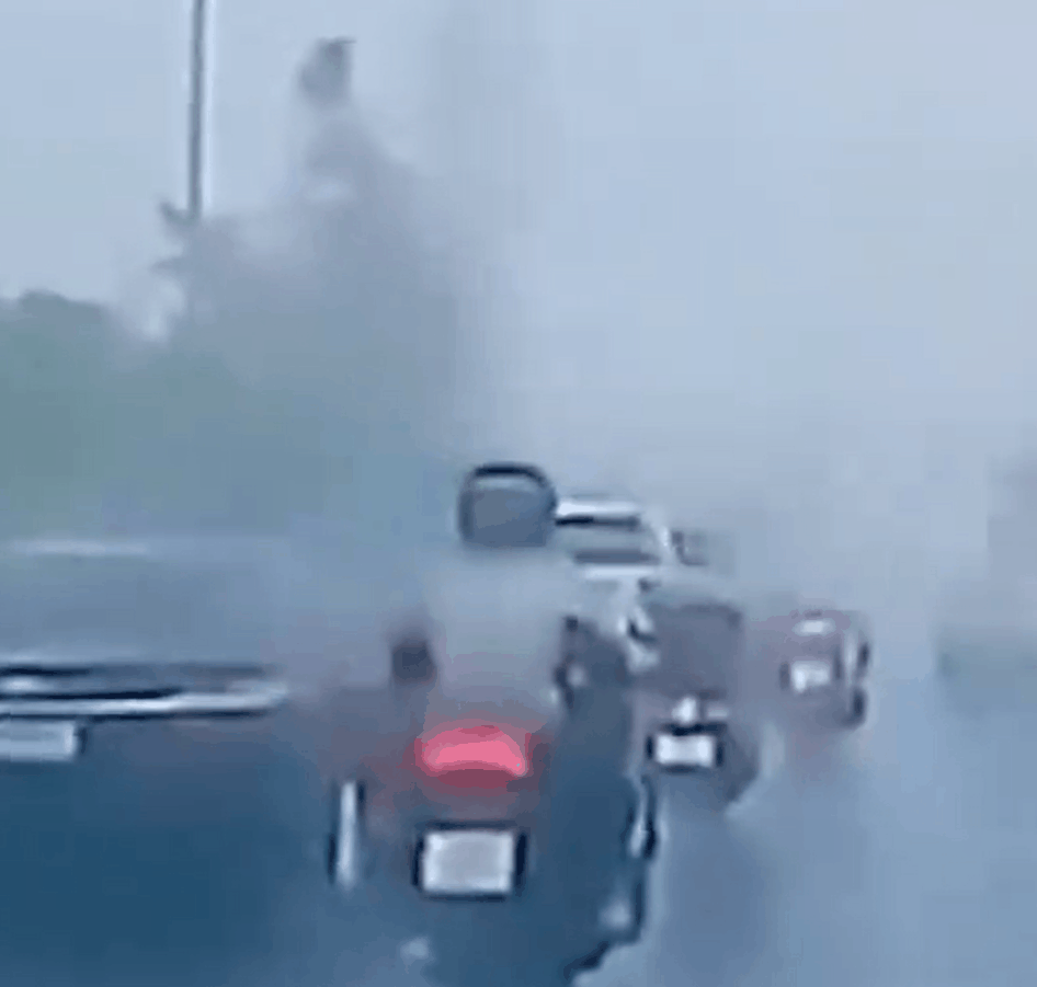 泰国外卖骑手雨天骑行遭雷击，颈部至胸口大面积灼伤，护身符断裂